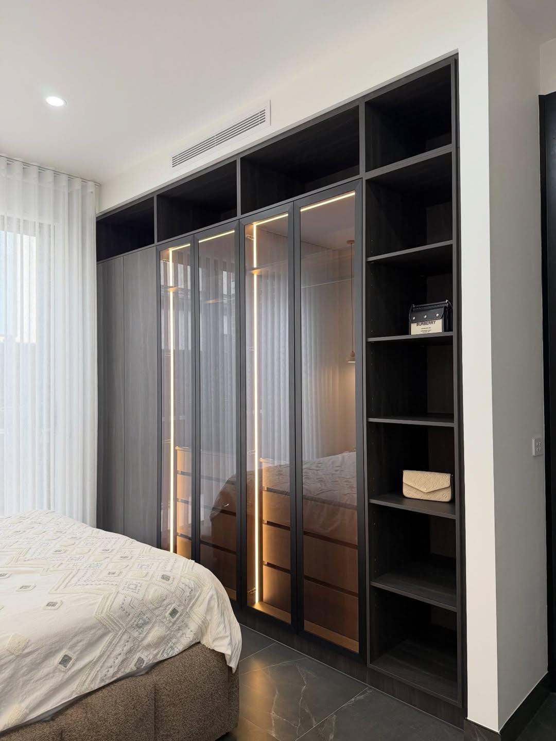 Lemari kaca aluminium built-in Kraftum Indonesia